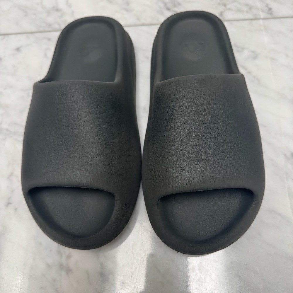 Adidas YZY Slides – Onyx Black – Size 7 (Used, Good Condition)